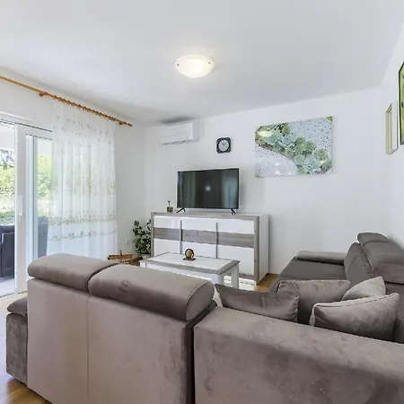 Mit Privatpool Fuer 12 Personen Ca 254 Qm In Labin, Istrien Bucht Von Rasa * ラビン